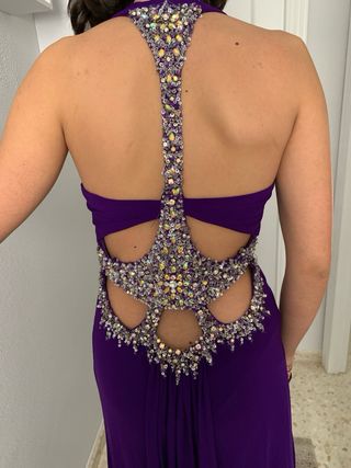 Vestido de fiesta morado con pedrería
