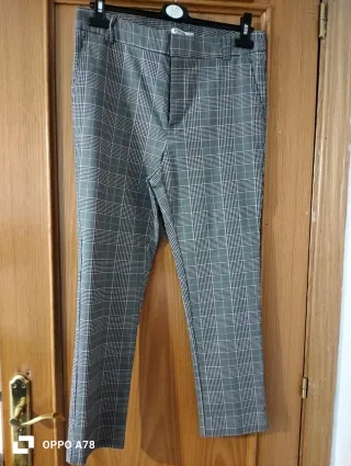 Pantalones de cuadros grises y blancos