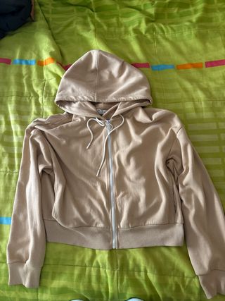Chaqueta beige con capucha y cremallera