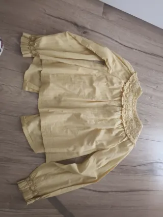Blusa amarilla con cuello bordado
