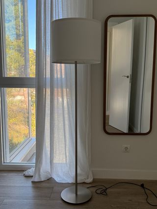 Lámpara de pie Ikea blanca