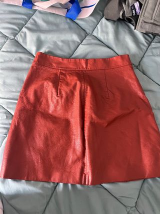 Falda Stradivarius efecto piel color ocre precioso