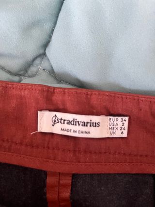 Falda Stradivarius efecto piel color ocre precioso