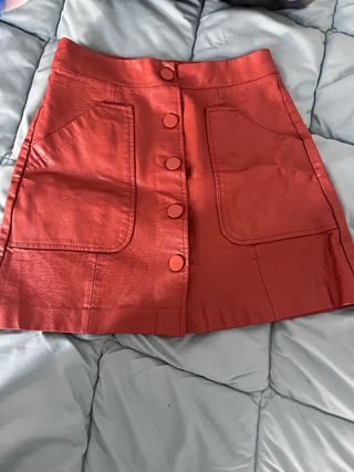 Falda Stradivarius efecto piel color ocre precioso