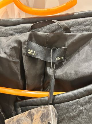 Cazadora efecto piel negra talla L