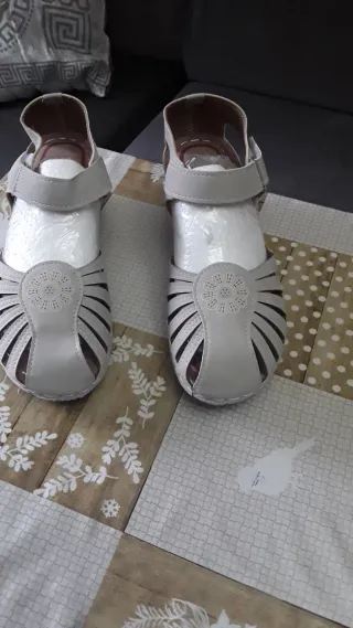 Sandalias Beige/Blancas sin usar