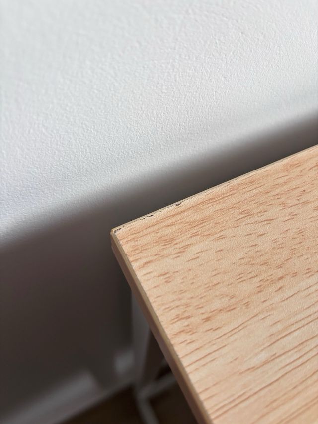 Escritorio madera clara y metal blanco