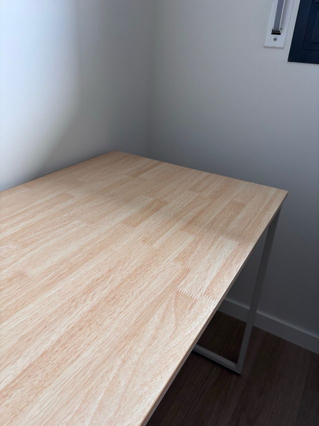 Escritorio madera clara y metal blanco