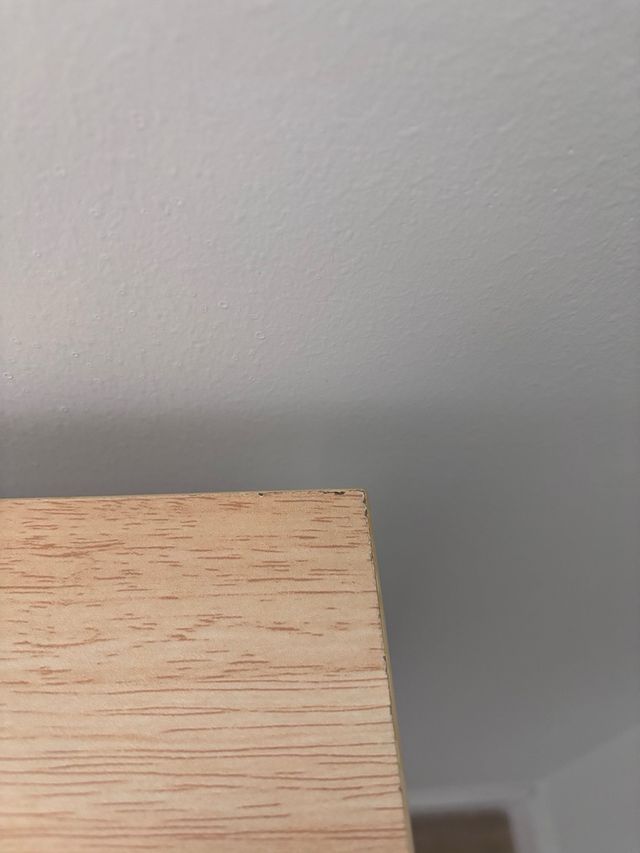 Escritorio madera clara y metal blanco