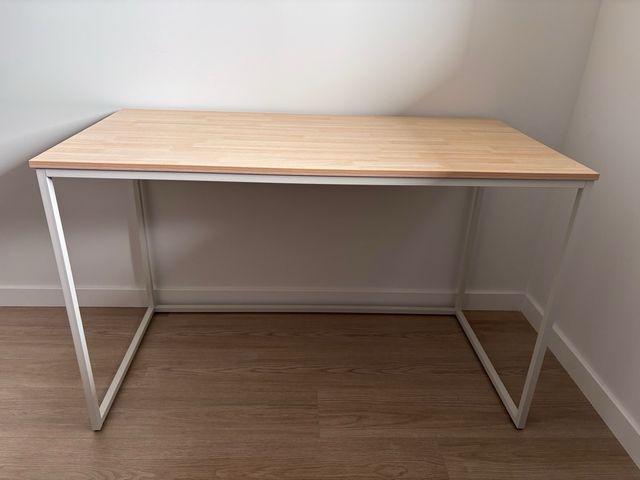 Escritorio madera clara y metal blanco