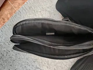 Bolso de cuero negro para hombre
