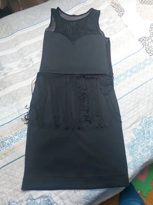 Vestido negro con flecos y transparencias