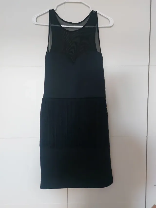 Vestido negro con flecos y transparencias
