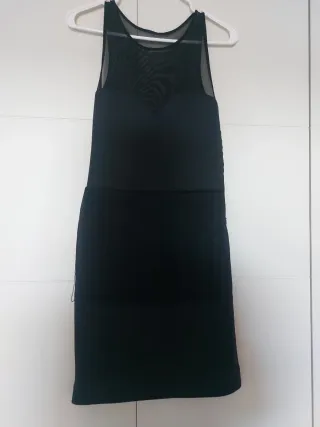 Vestido negro con flecos y transparencias