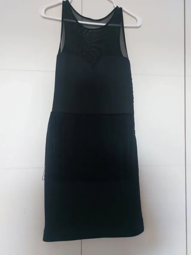 Vestido negro con flecos y transparencias