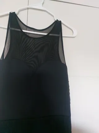Vestido negro con flecos y transparencias