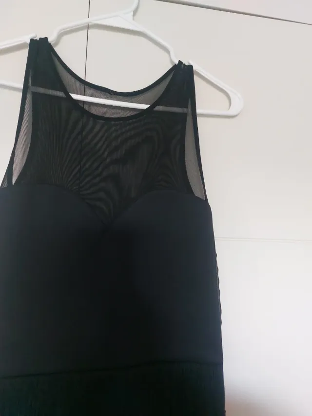 Vestido negro con flecos y transparencias