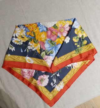 Foulard in seta blu e multicolor