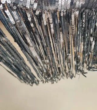 Vestido fiesta negro con flecos Mango lentejuelas