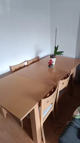 Mesa extensible comedor + 4 sillas 90x140x76