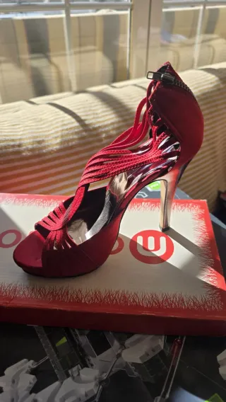 Zapatos de tacón rojos