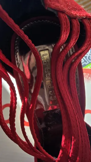 Zapatos de tacón rojos