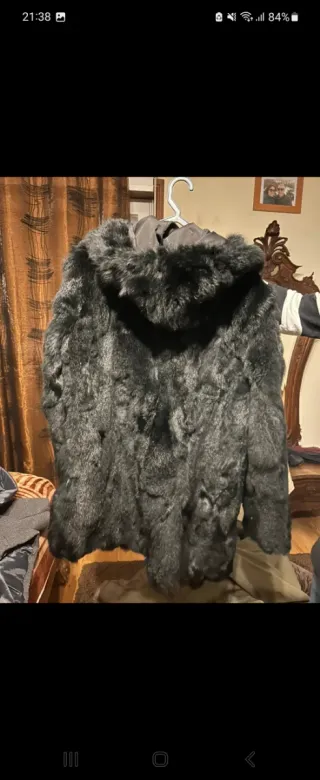 Abrigo de piel conejo negro con capucha