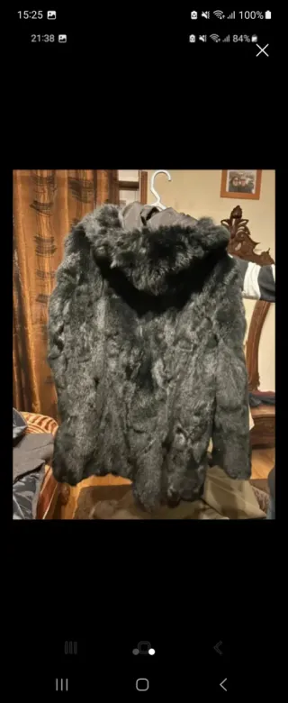 Abrigo de piel conejo negro con capucha