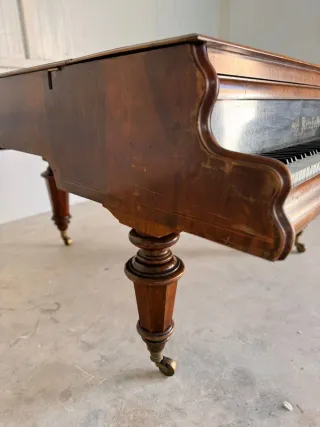 Piano de cola antiguo Reinhold