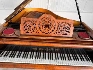 Piano de cola antiguo Reinhold