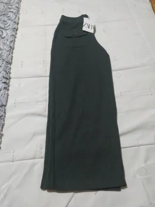Precioso pantalón niña verde  oscuro,talla 10 Zara