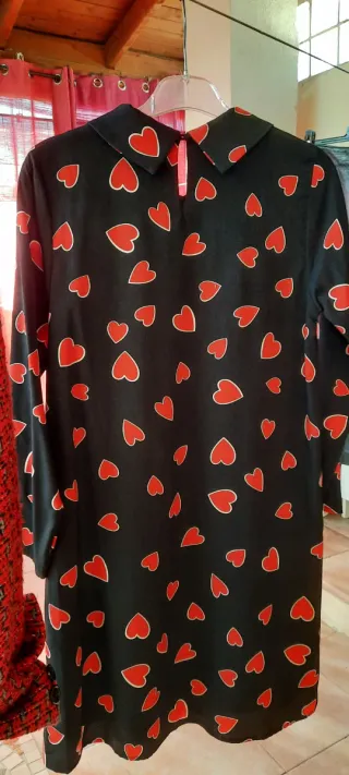 Vestito nero con cuori rossi