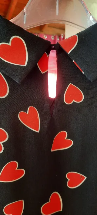 Vestito nero con cuori rossi