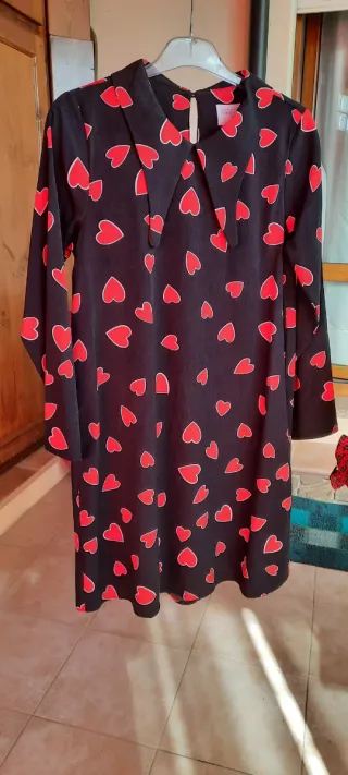 Vestito nero con cuori rossi