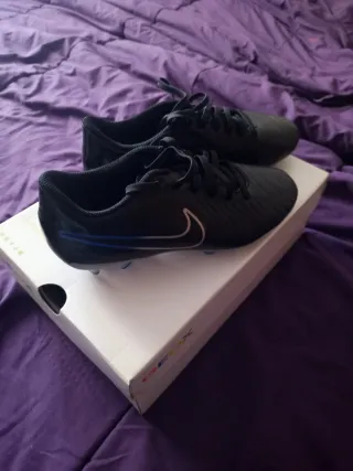 Botas de fútbol niño,Nike Talla 35.