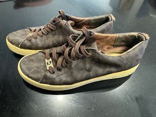 Conjunto camiseta, vaqueros y zapatillas