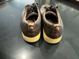 Conjunto camiseta, vaqueros y zapatillas