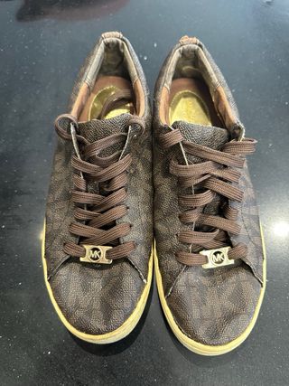 Conjunto camiseta, vaqueros y zapatillas