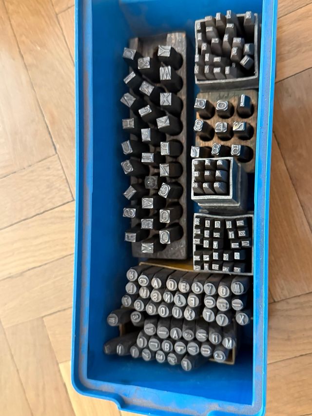 Juego punzones metal letras y números