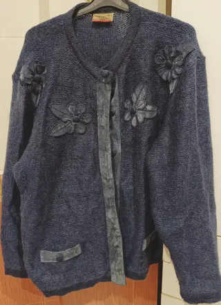 Rebeca azul de mohair con flores