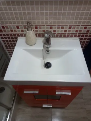 Mueble de baño naranja con lavabo