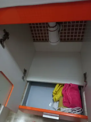 Mueble de baño naranja con lavabo