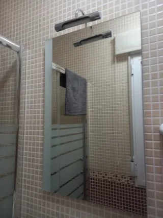 Mueble de baño naranja con lavabo