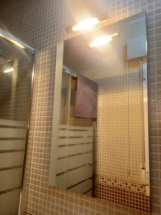 Mueble de baño naranja con lavabo