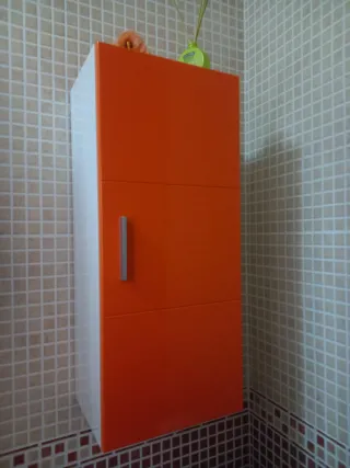 Mueble de baño naranja con lavabo