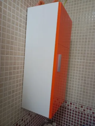 Mueble de baño naranja con lavabo
