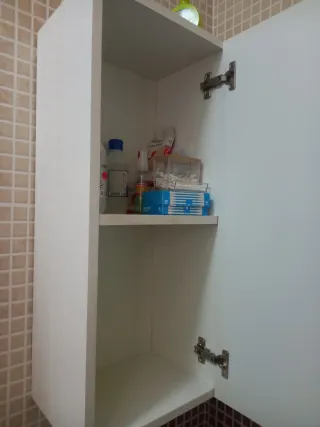 Mueble de baño naranja con lavabo