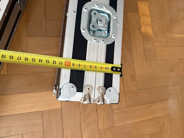 Maletines negros y plateados