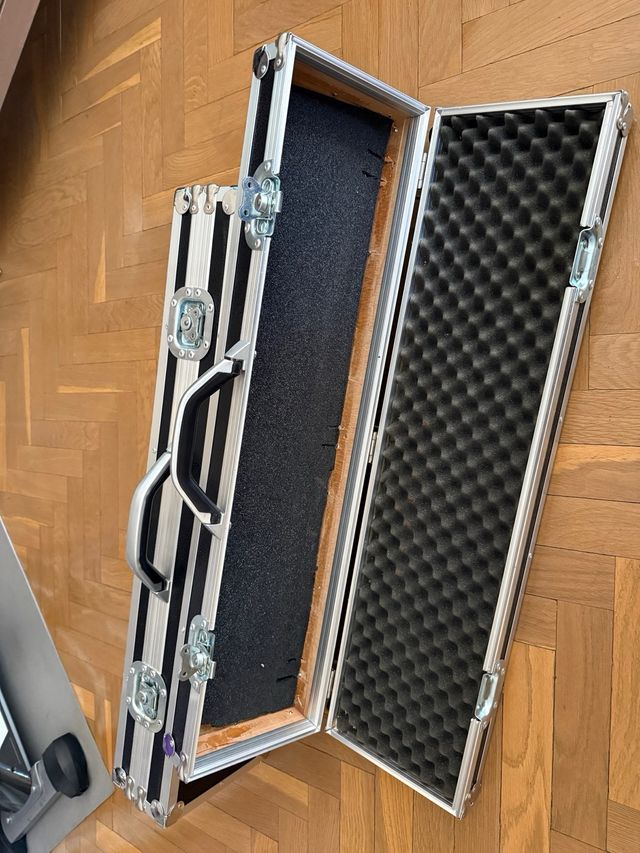 Maletines negros y plateados