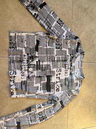 Top manga larga estampado periódico